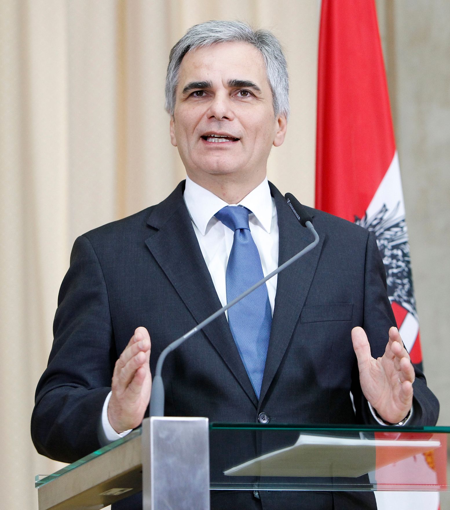 Bundeskanzler Werner Faymann beim Pressefoyer nach dem Ministerrat am 15. November 2011 im Parlament.