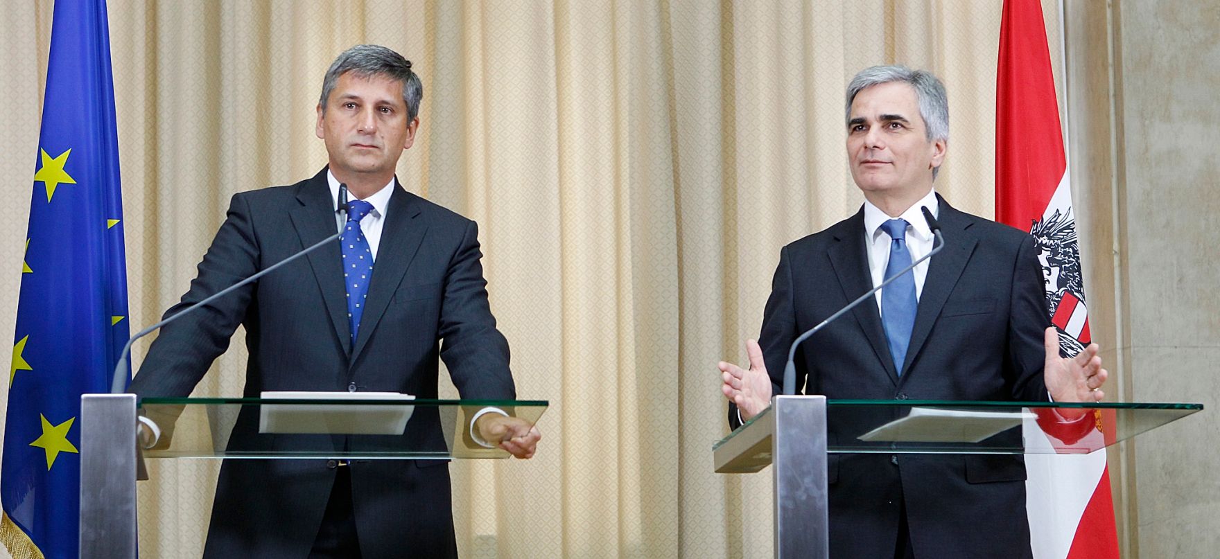 Bundeskanzler Werner Faymann (r.) und Au&szlig;enminister und Vizekanzler Michael Spindelegger (l.) beim Pressefoyer nach dem Ministerrat am 15. November 2011 im Parlament.