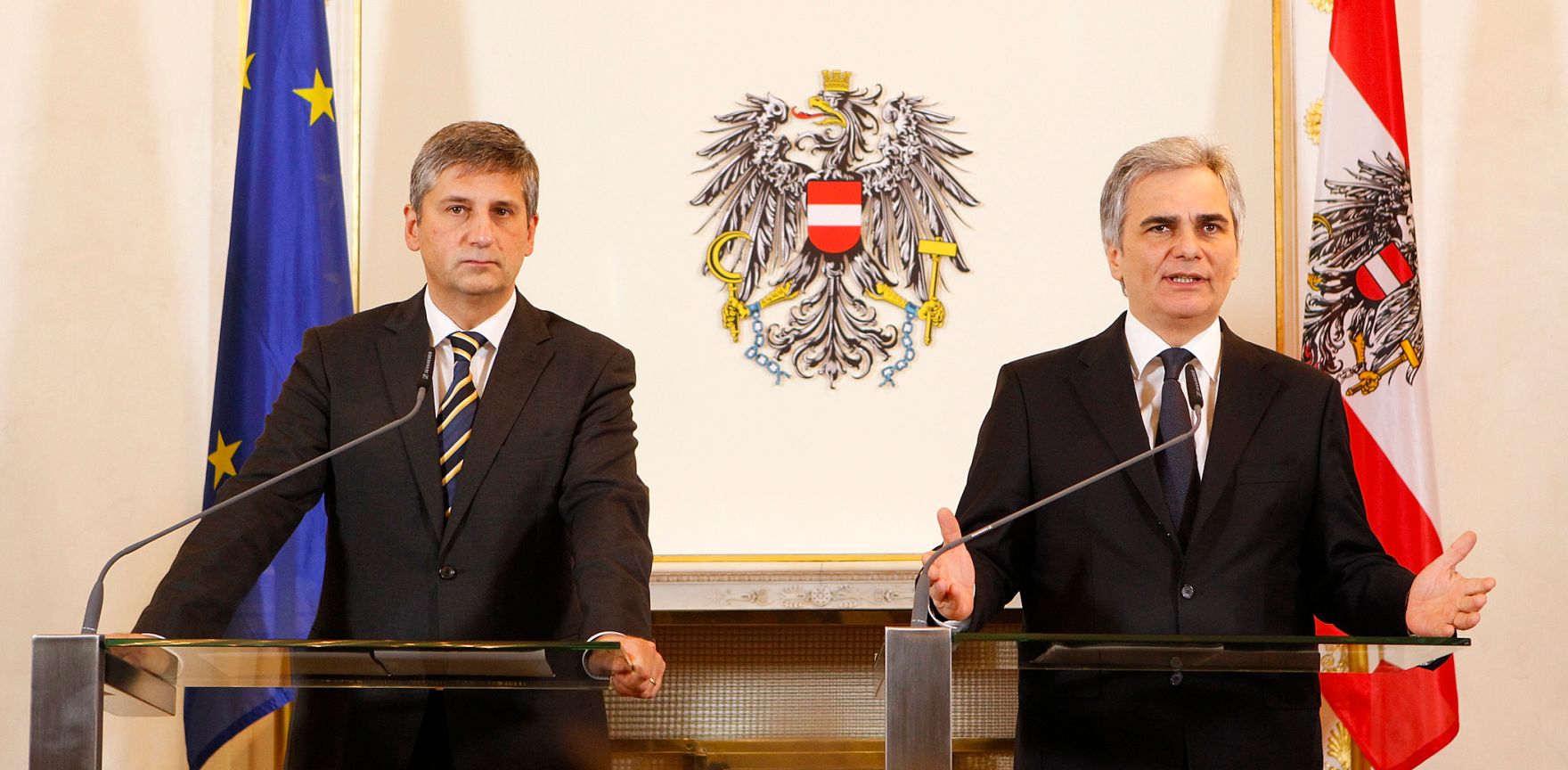 Bundeskanzler Werner Faymann (r.) mit Au&szlig;enminister und Vizekanzler Michael Spindelegger (l.) beim Pressefoyer nach dem Ministerrat am 20. Dezember 2011 im Bundeskanzleramt.