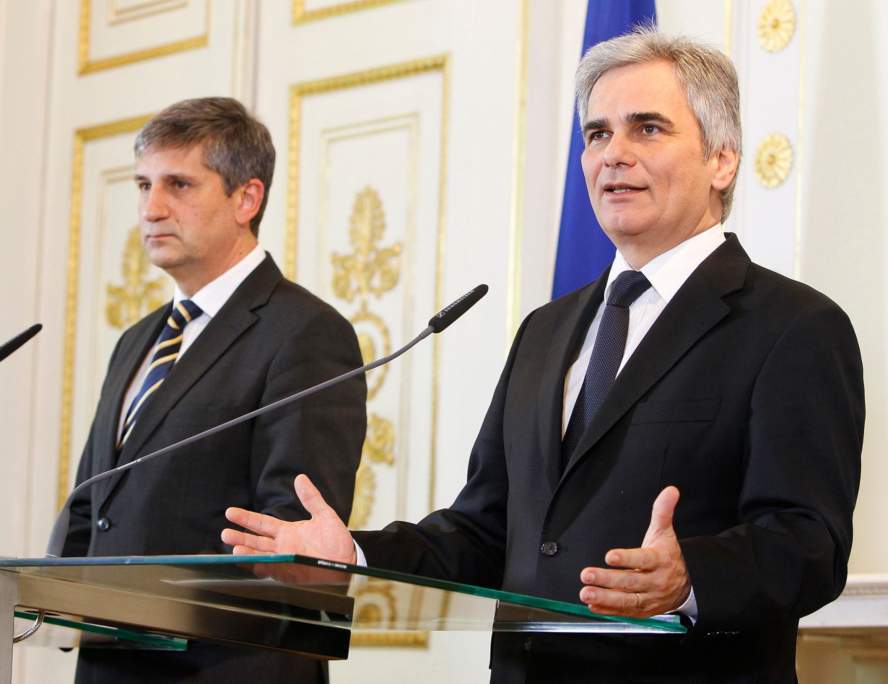 Bundeskanzler Werner Faymann (r.) mit Au&szlig;enminister und Vizekanzler Michael Spindelegger (l.) beim Pressefoyer nach dem Ministerrat am 20. Dezember 2011 im Bundeskanzleramt.