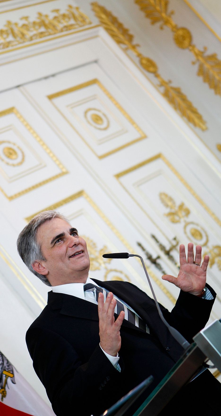 Bundeskanzler Werner Faymann beim Pressefoyer nach dem Ministerrat am 13. Dezember 2011 im Bundeskanzleramt.