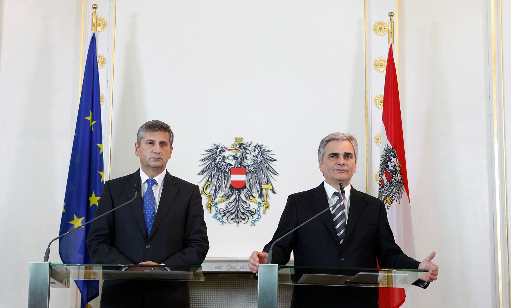 Bundeskanzler Werner Faymann (r.) mit Au&szlig;enminister und Vizekanzler Michael Spindelegger (l.) beim Pressefoyer nach dem Ministerrat am 13. Dezember 2011 im Bundeskanzleramt.