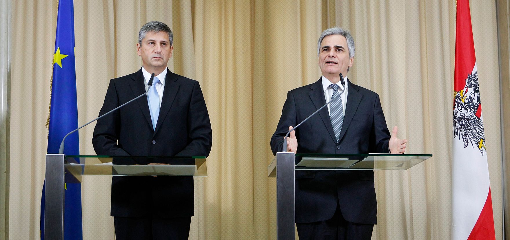 Bundeskanzler Werner Faymann (r.) mit Au&szlig;enminister und Vizekanzler Michael Spindelegger (l.) beim Pressefoyer nach dem Ministerrat am 6. Dezember 2011 im Parlament.