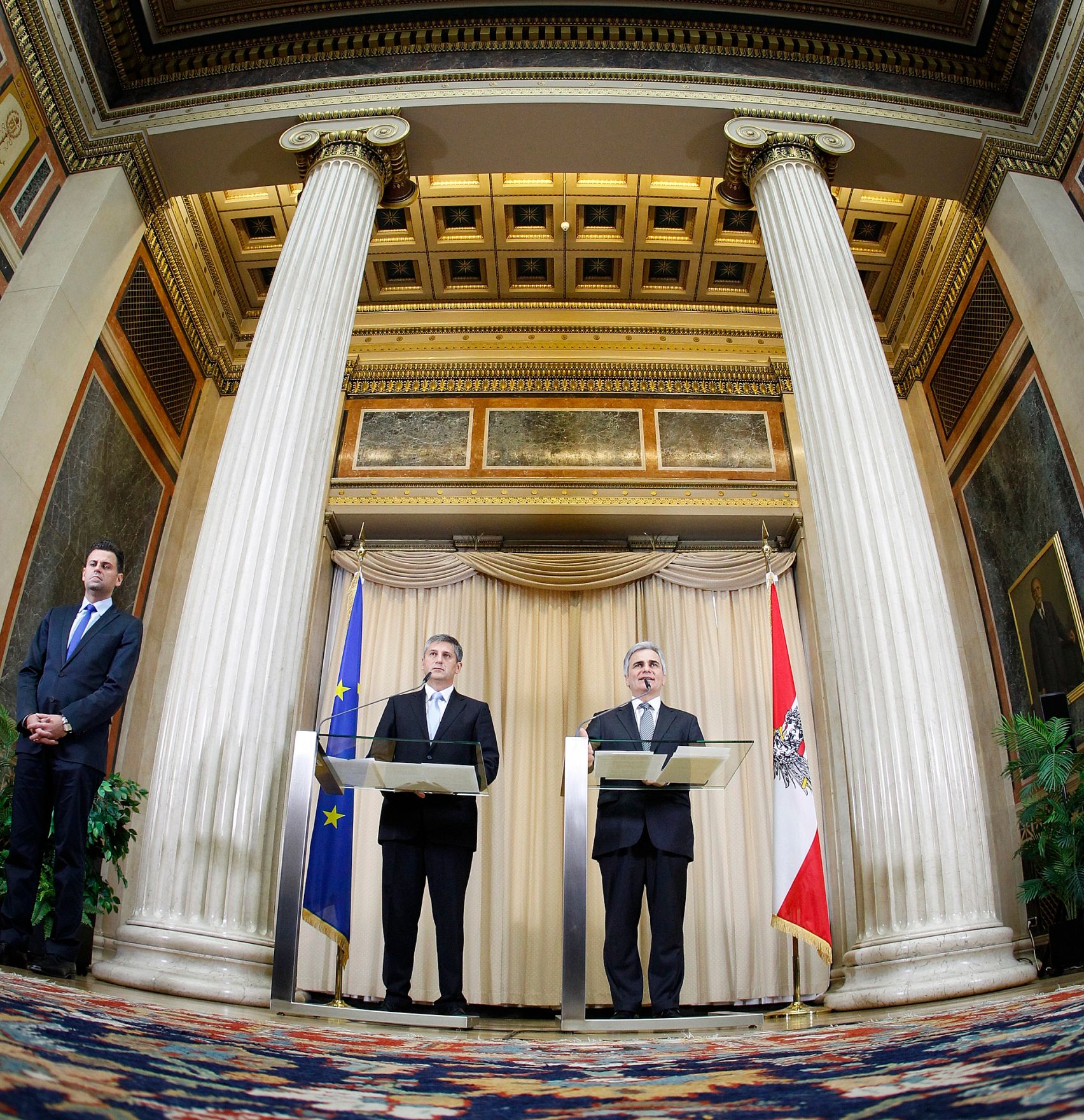 Bundeskanzler Werner Faymann (r.) mit Au&szlig;enminister und Vizekanzler Michael Spindelegger (l.) beim Pressefoyer nach dem Ministerrat am 6. Dezember 2011 im Parlament.