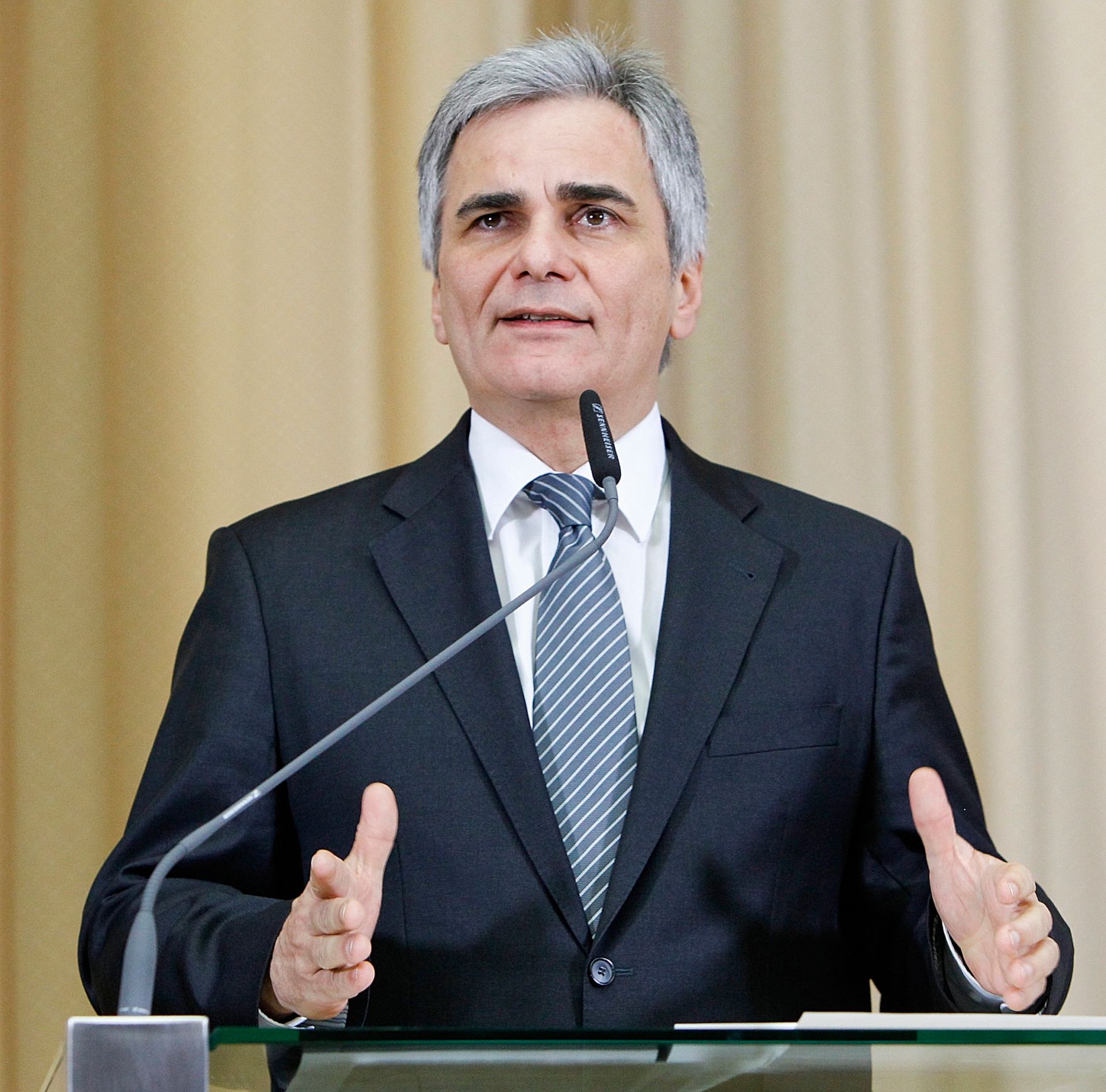 Bundeskanzler Werner Faymann beim Pressefoyer nach dem Ministerrat am 6. Dezember 2011 im Parlament.