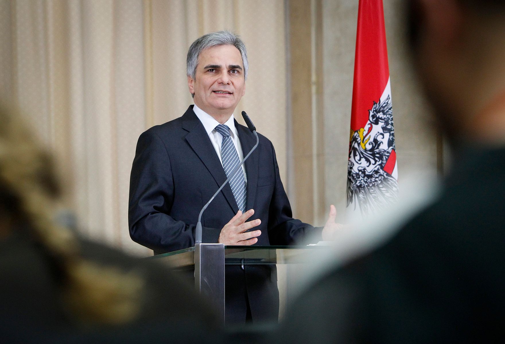 Bundeskanzler Werner Faymann beim Pressefoyer nach dem Ministerrat am 6. Dezember 2011 im Parlament.
