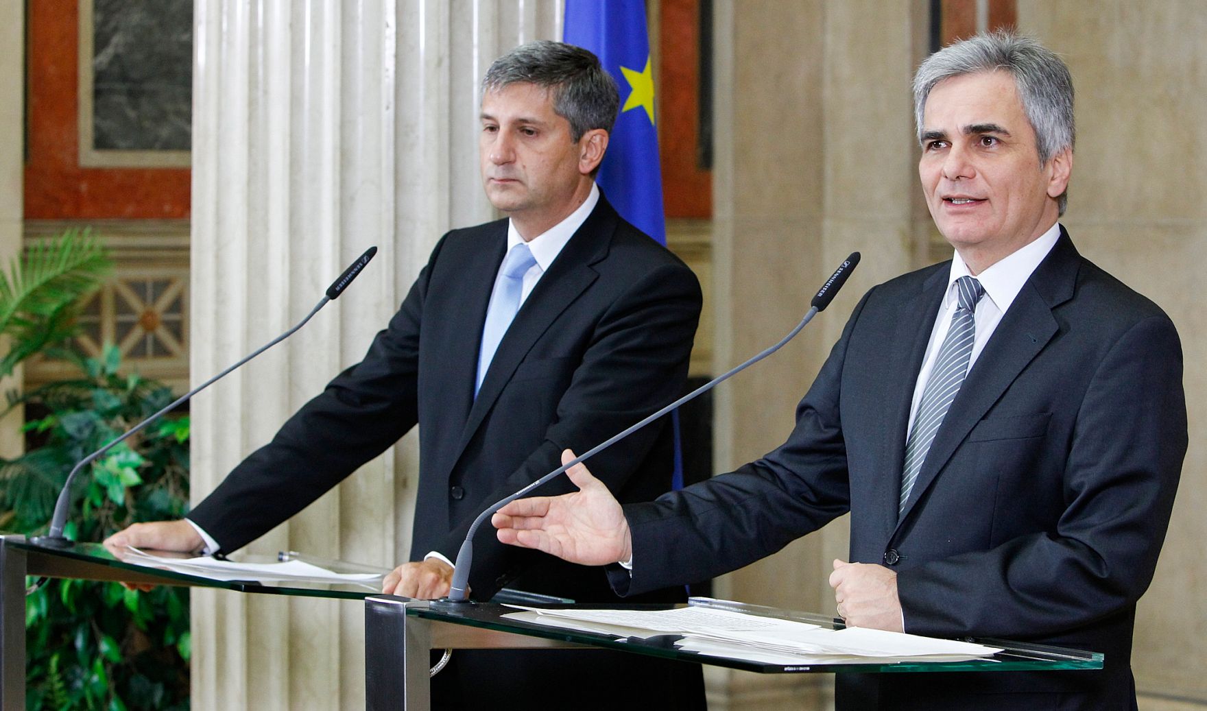 Bundeskanzler Werner Faymann (r.) mit Au&szlig;enminister und Vizekanzler Michael Spindelegger (l.) beim Pressefoyer nach dem Ministerrat am 6. Dezember 2011 im Parlament.