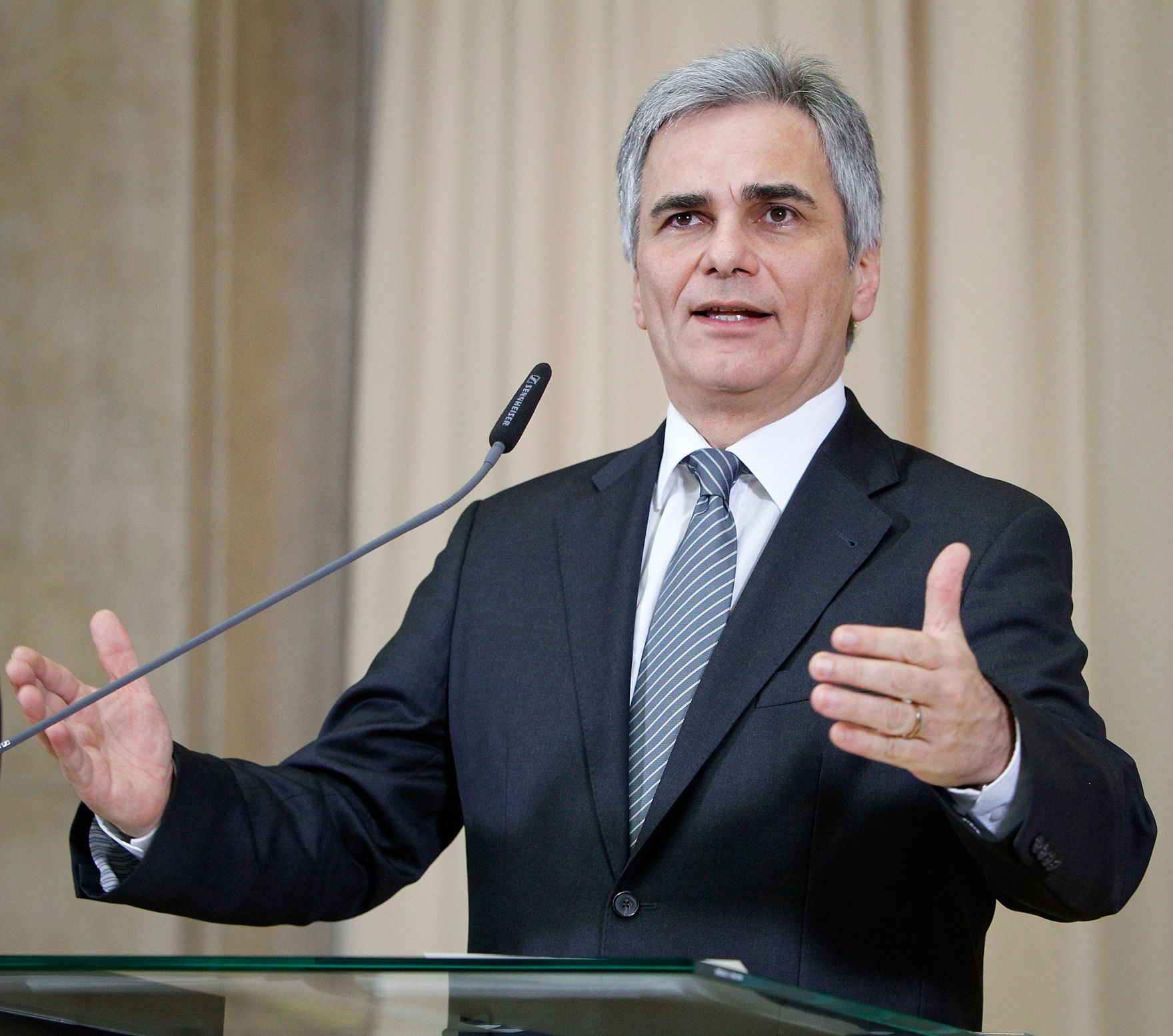 Bundeskanzler Werner Faymann beim Pressefoyer nach dem Ministerrat am 6. Dezember 2011 im Parlament.