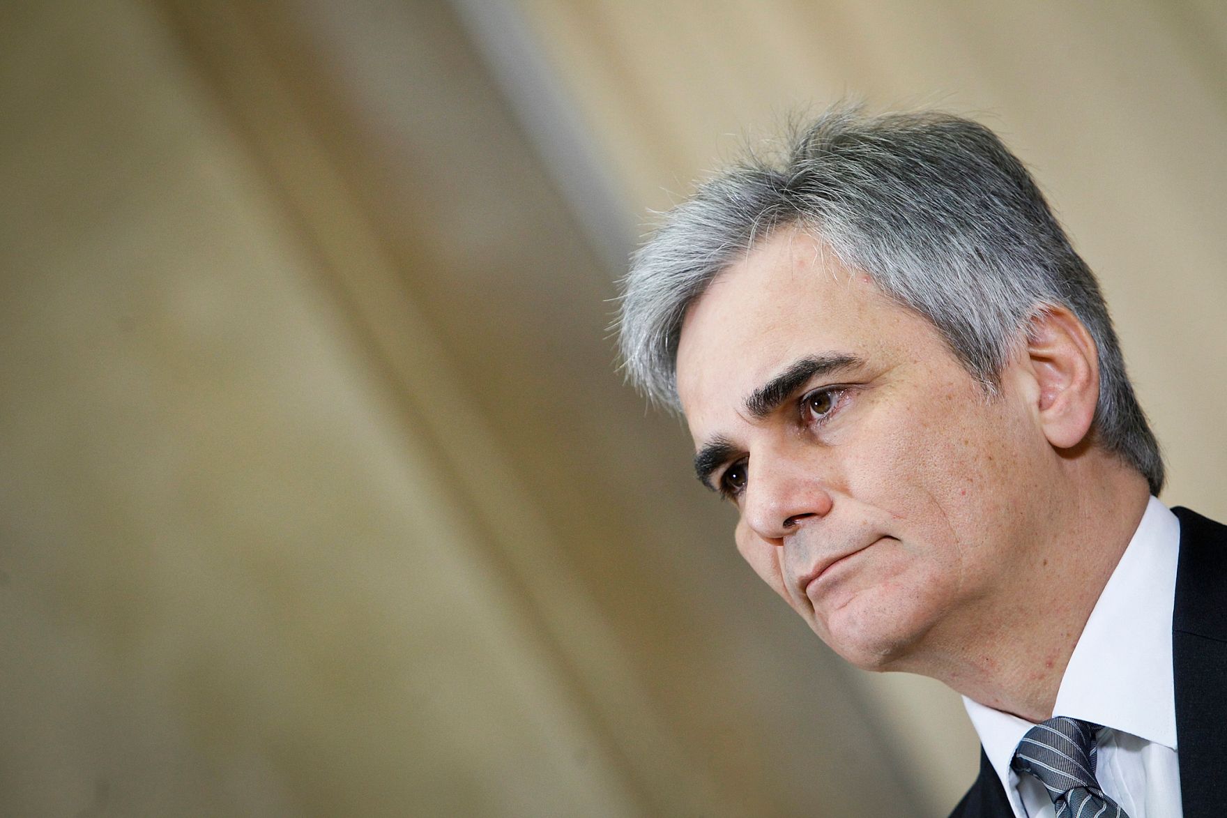 Bundeskanzler Werner Faymann beim Pressefoyer nach dem Ministerrat am 6. Dezember 2011 im Parlament.