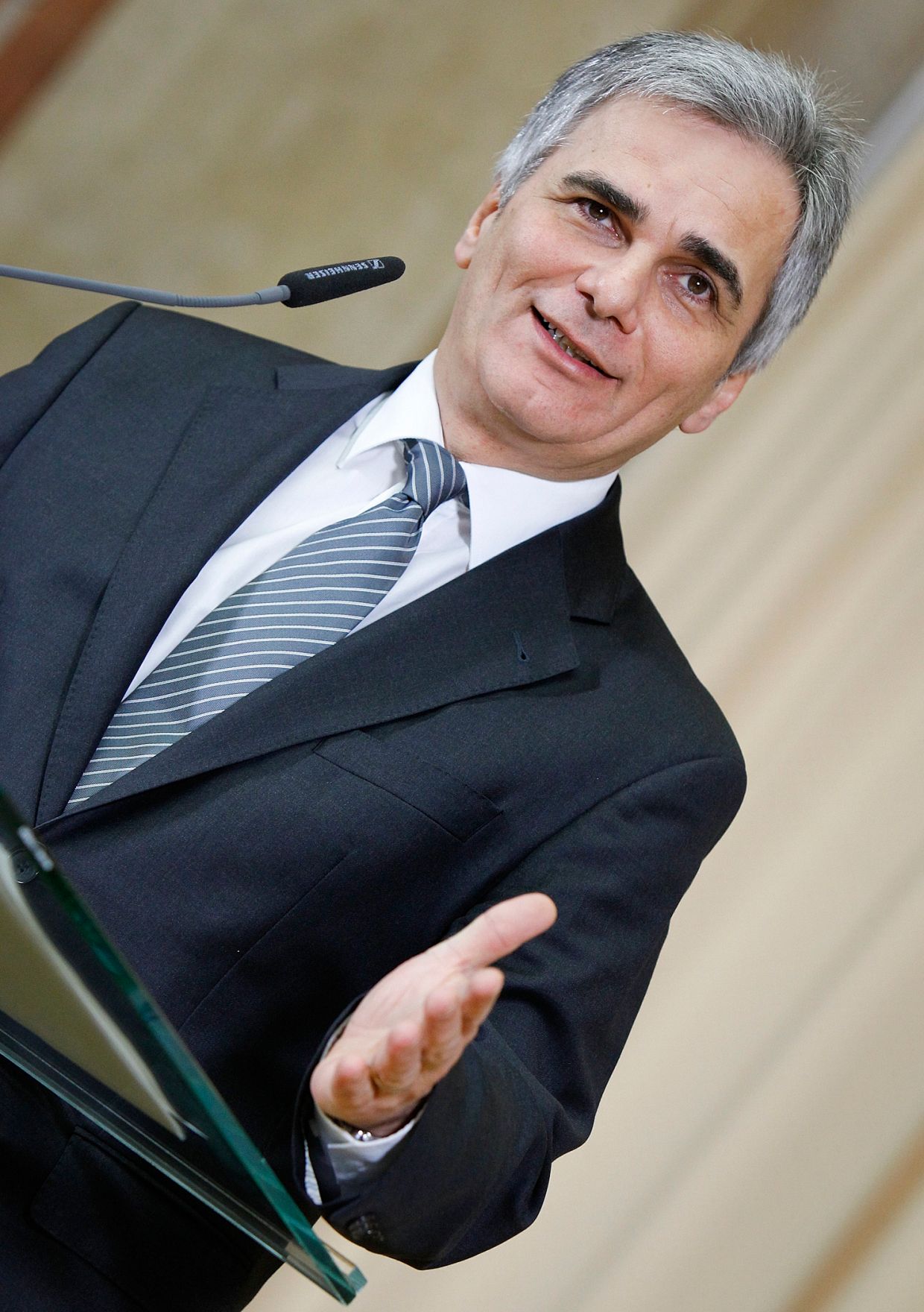 Bundeskanzler Werner Faymann beim Pressefoyer nach dem Ministerrat am 6. Dezember 2011 im Parlament.