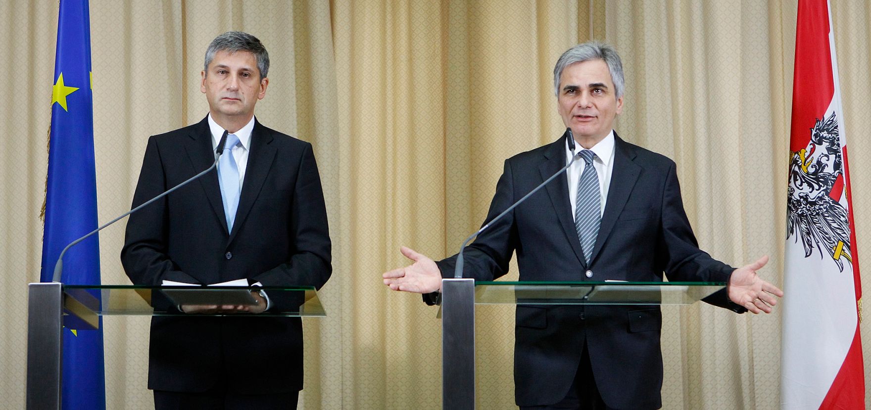 Bundeskanzler Werner Faymann (r.) mit Au&szlig;enminister und Vizekanzler Michael Spindelegger (l.) beim Pressefoyer nach dem Ministerrat am 6. Dezember 2011 im Parlament.