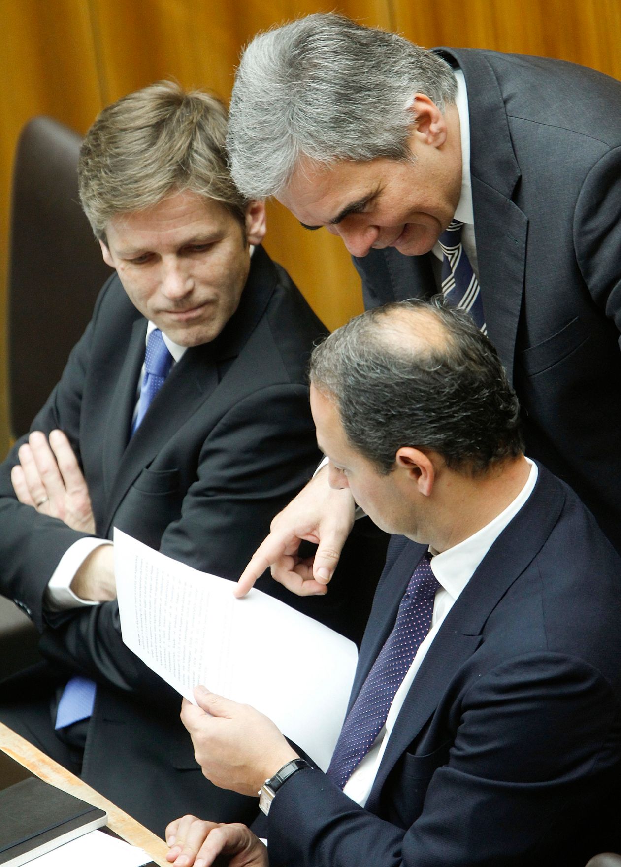 Am 7. Dezember 2011 hielt der Bundeskanzler eine Rede zur Schuldenbremse bei der Sitzung des Nationalrates im Parlament. Im Bild (v.l.n.r.) Staatssekret&auml;r Josef Ostermayer, Bundeskanzler Werner Faymann und Staatssekret&auml;r Andreas Schieder.