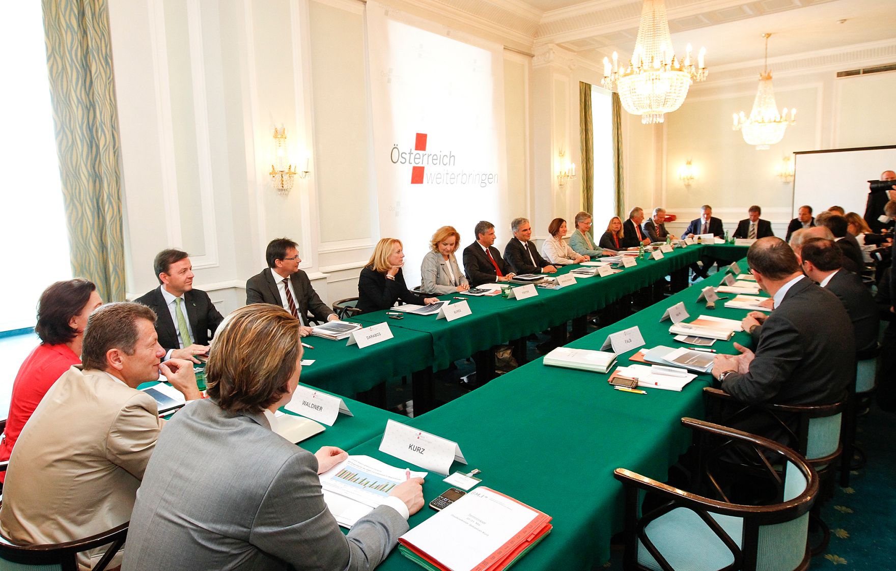 Am 30. Mai 2011 begann am Semmering die zweit&auml;gige Klausurtagung der Bundesregierung. Im Bild die &ouml;sterreichischen Regierungsmitglieder bei der 1. Arbeitssitzung.