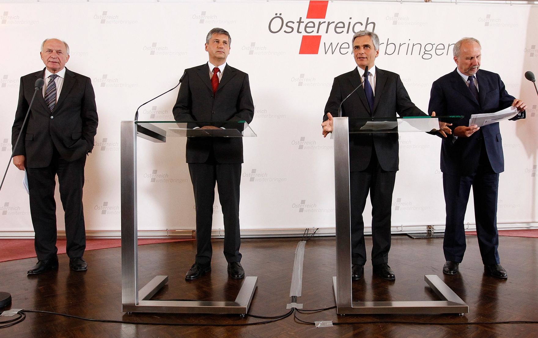 Am 30. Mai 2011 begann am Semmering die zweit&auml;gige Klausurtagung der Bundesregierung. Im Bild (v.l.n.r.) der Pr&auml;sident des &ouml;sterreichischen Staatsschuldenausschusses Bernhard Felderer, Au&szlig;enminister und Vizekanzler Michael Spindelegger, Bundeskanzler Werner Faymann und der Gouverneur der &Ouml;sterreichischen Nationalbank Ewald Nowotny bei der Pressekonferenz nach der 1. Arbeitssitzung.