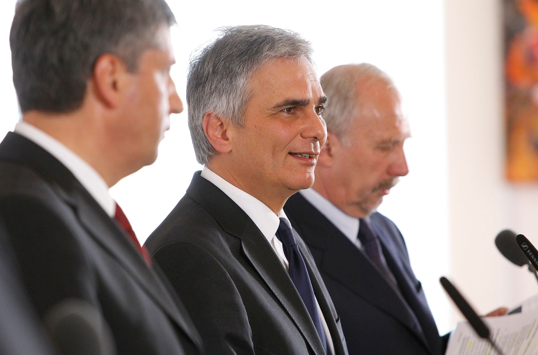 Am 30. Mai 2011 begann am Semmering die zweit&auml;gige Klausurtagung der Bundesregierung. Im Bild (v.l.n.r.) Au&szlig;enminister und Vizekanzler Michael Spindelegger, Bundeskanzler Werner Faymann und der Gouverneur der &Ouml;sterreichischen Nationalbank Ewald Nowotny bei der Pressekonferenz nach der 1. Arbeitssitzung.