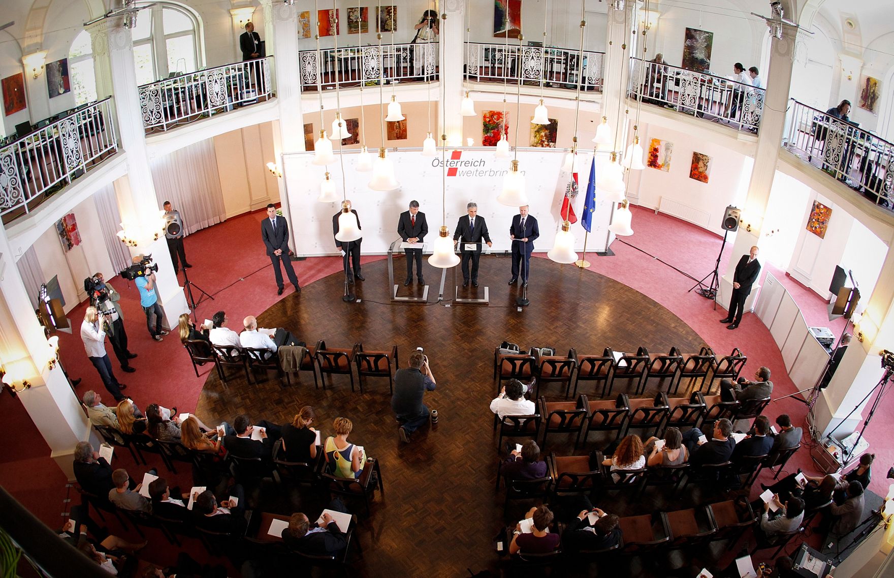 Am 30. Mai 2011 begann am Semmering die zweit&auml;gige Klausurtagung der Bundesregierung. Im Bild (v.l.n.r.) der Pr&auml;sident des &ouml;sterreichischen Staatsschuldenausschusses Bernhard Felderer, Au&szlig;enminister und Vizekanzler Michael Spindelegger, Bundeskanzler Werner Faymann und der Gouverneur der &Ouml;sterreichischen Nationalbank Ewald Nowotny bei der Pressekonferenz nach der 1. Arbeitssitzung.