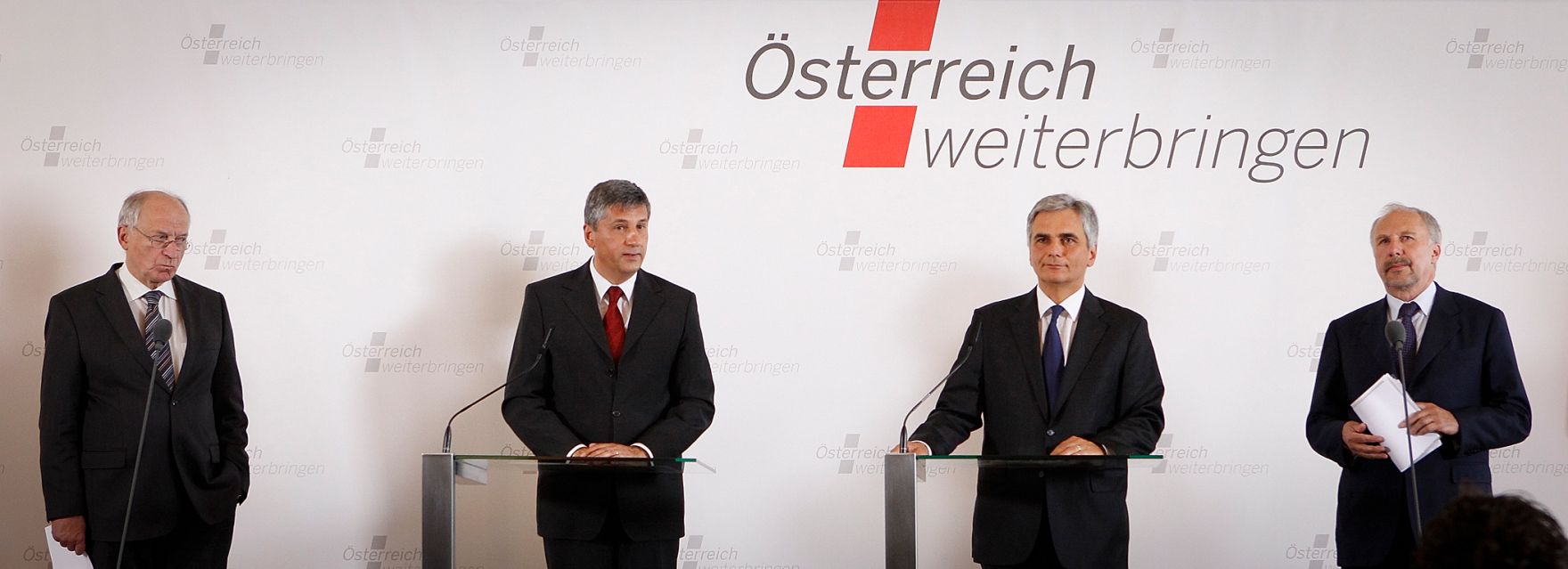 Am 30. Mai 2011 begann am Semmering die zweit&auml;gige Klausurtagung der Bundesregierung. Im Bild (v.l.n.r.) der Pr&auml;sident des &ouml;sterreichischen Staatsschuldenausschusses Bernhard Felderer, Au&szlig;enminister und Vizekanzler Michael Spindelegger, Bundeskanzler Werner Faymann und der Gouverneur der &Ouml;sterreichischen Nationalbank Ewald Nowotny bei der Pressekonferenz nach der 1. Arbeitssitzung.