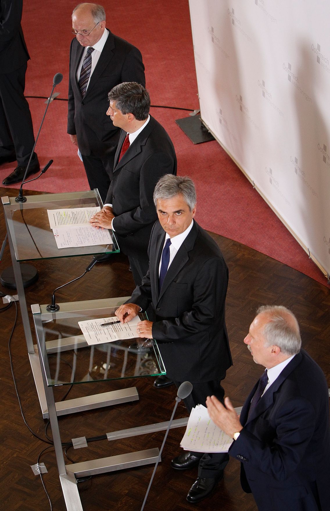 Am 30. Mai 2011 begann am Semmering die zweit&auml;gige Klausurtagung der Bundesregierung. Im Bild (v.l.n.r.) der Pr&auml;sident des &ouml;sterreichischen Staatsschuldenausschusses Bernhard Felderer, Au&szlig;enminister und Vizekanzler Michael Spindelegger, Bundeskanzler Werner Faymann und der Gouverneur der &Ouml;sterreichischen Nationalbank Ewald Nowotny bei der Pressekonferenz nach der 1. Arbeitssitzung.