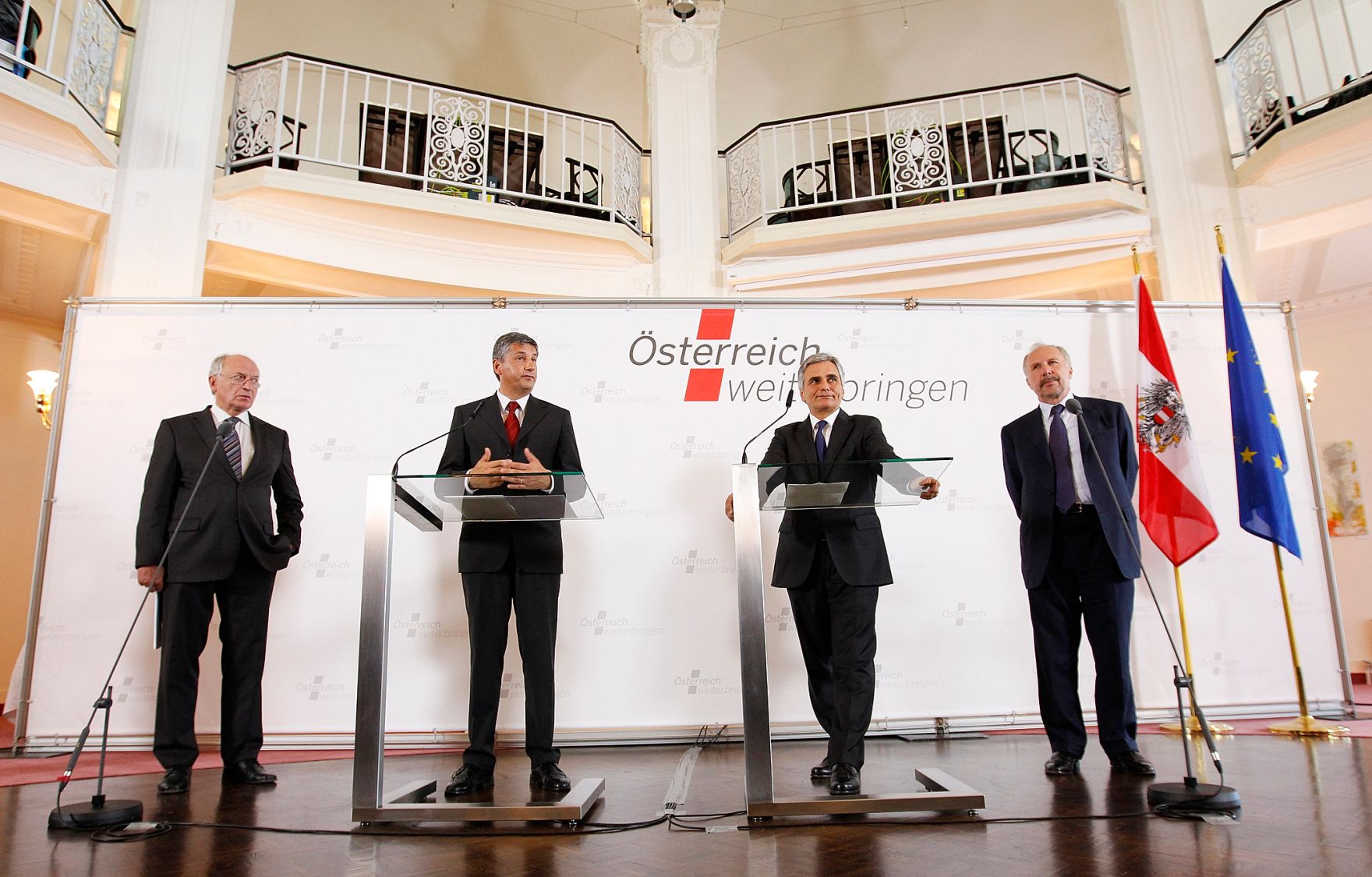 Am 30. Mai 2011 begann am Semmering die zweit&auml;gige Klausurtagung der Bundesregierung. Im Bild (v.l.n.r.) der Pr&auml;sident des &ouml;sterreichischen Staatsschuldenausschusses Bernhard Felderer, Au&szlig;enminister und Vizekanzler Michael Spindelegger, Bundeskanzler Werner Faymann und der Gouverneur der &Ouml;sterreichischen Nationalbank Ewald Nowotny bei der Pressekonferenz nach der 1. Arbeitssitzung.