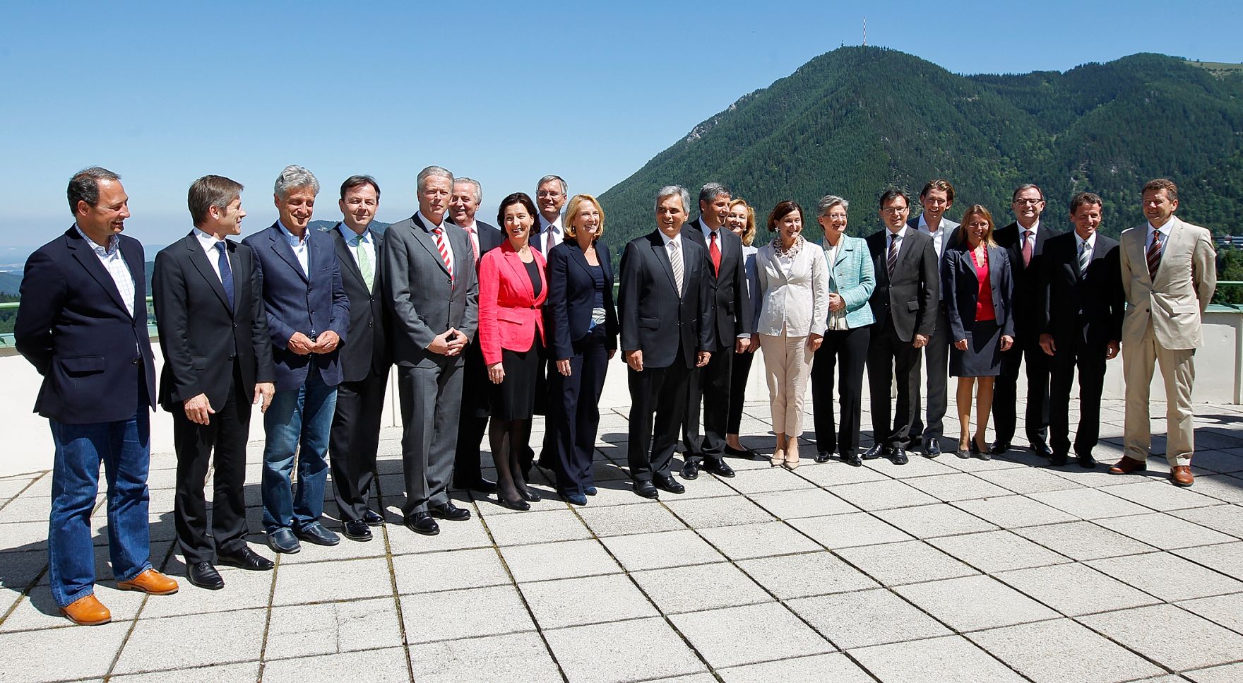 Am 30. Mai 2011 begann am Semmering die zweit&auml;gige Klausurtagung der Bundesregierung. Im Bild (v.l.n.r.) Staatssekret&auml;r Andreas Schieder, Staatssekret&auml;r Josef Ostermayer, SP&Ouml;-Klubobmann Josef Cap, Landwirtschaftsminister Nikolaus Berlakovich, Wirtschaftsminister Reinhold Mitterlehner, Sozialminister Rudolf Hundstorfer, Frauenministerin Gabriele Heinisch-Hosek, Gesundheitsminister Alois St&ouml;ger, Verkehrsministerin Doris Bures, Bundeskanzler Werner Faymann, Au&szlig;enminister und Vizekanzler Michael Spindelegger, Finanzministerin Maria Fekter, Innenministerin Johanna Mikl-Leitner, Unterrichtsministerin Claudia Schmied, Verteidigungsminister Norbert Darabos, Staatssekret&auml;r Sebastian Kurz, Justizministerin Beatrix Karl, &Ouml;VP-Klubobmann Karlheinz Kopf, Wissenschaftsminister Karlheinz T&ouml;chterle und Staatssekret&auml;r Wolfgang Waldner beim Familienfoto.