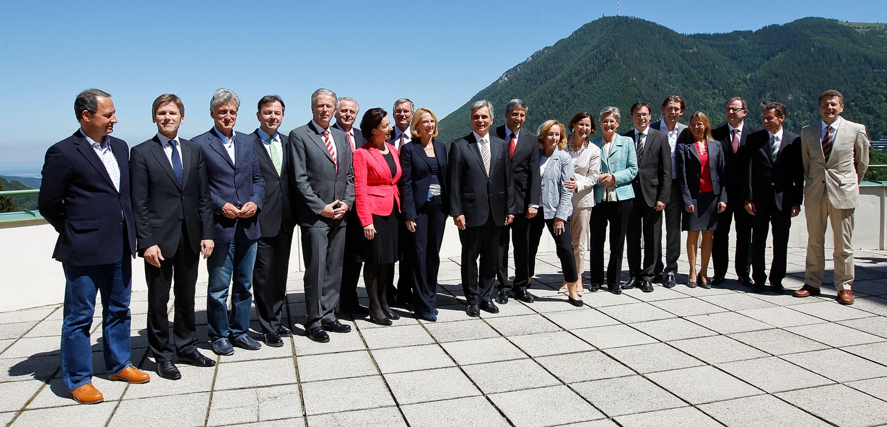 Am 30. Mai 2011 begann am Semmering die zweit&auml;gige Klausurtagung der Bundesregierung. Im Bild (v.l.n.r.) Staatssekret&auml;r Andreas Schieder, Staatssekret&auml;r Josef Ostermayer, SP&Ouml;-Klubobmann Josef Cap, Landwirtschaftsminister Nikolaus Berlakovich, Wirtschaftsminister Reinhold Mitterlehner, Sozialminister Rudolf Hundstorfer, Frauenministerin Gabriele Heinisch-Hosek, Gesundheitsminister Alois St&ouml;ger, Verkehrsministerin Doris Bures, Bundeskanzler Werner Faymann, Au&szlig;enminister und Vizekanzler Michael Spindelegger, Finanzministerin Maria Fekter, Innenministerin Johanna Mikl-Leitner, Unterrichtsministerin Claudia Schmied, Verteidigungsminister Norbert Darabos, Staatssekret&auml;r Sebastian Kurz, Justizministerin Beatrix Karl, &Ouml;VP-Klubobmann Karlheinz Kopf, Wissenschaftsminister Karlheinz T&ouml;chterle und Staatssekret&auml;r Wolfgang Waldner beim Familienfoto.