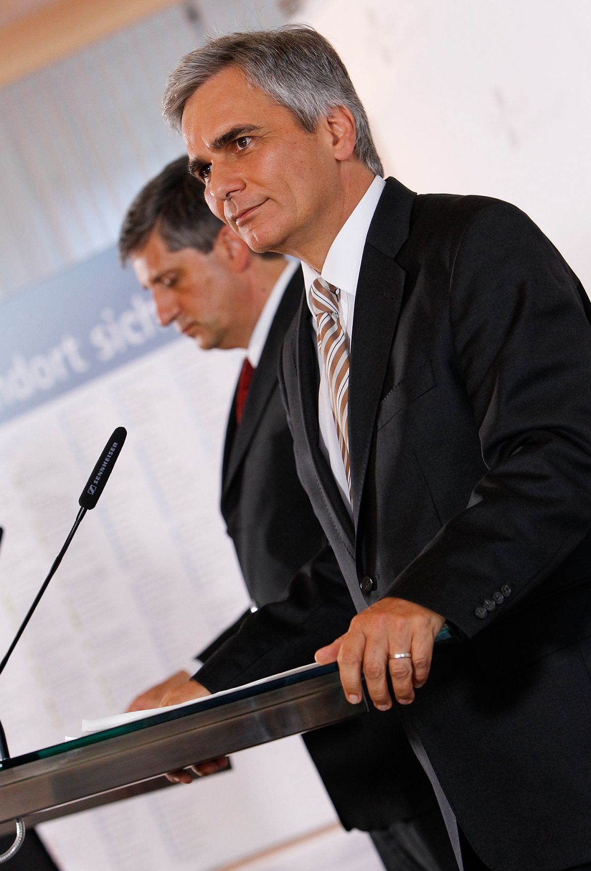 Am 30. Mai 2011 begann am Semmering die zweit&auml;gige Klausurtagung der Bundesregierung. Im Bild Bundeskanzler Werner Faymann (r.) und Au&szlig;enminister und Vizekanzler Michael Spindelegger (l.) bei der Pressekonferenz nach der 2. Arbeitssitzung.