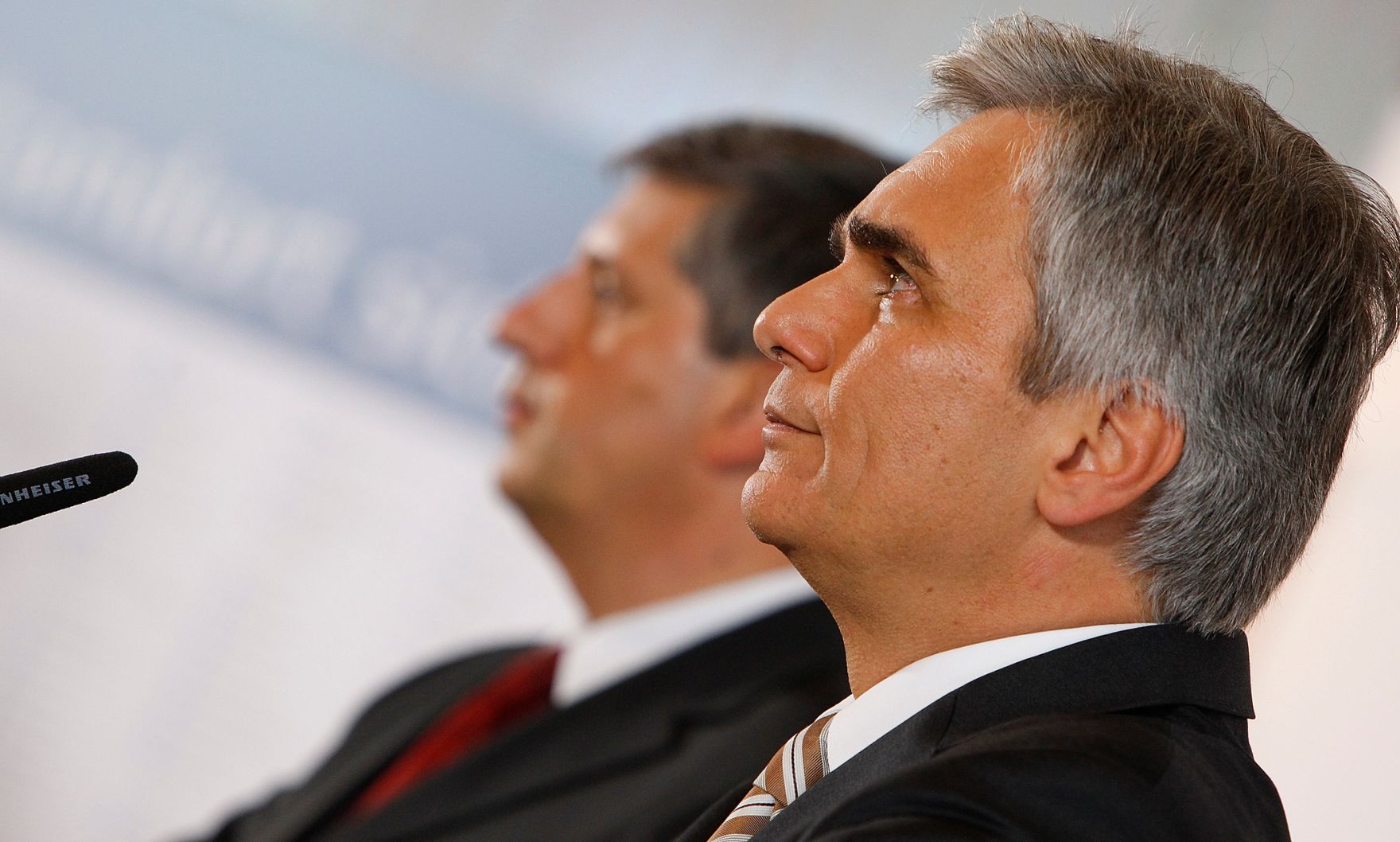 Am 30. Mai 2011 begann am Semmering die zweit&auml;gige Klausurtagung der Bundesregierung. Im Bild Bundeskanzler Werner Faymann (r.) und Au&szlig;enminister und Vizekanzler Michael Spindelegger (l.) bei der Pressekonferenz nach der 2. Arbeitssitzung.