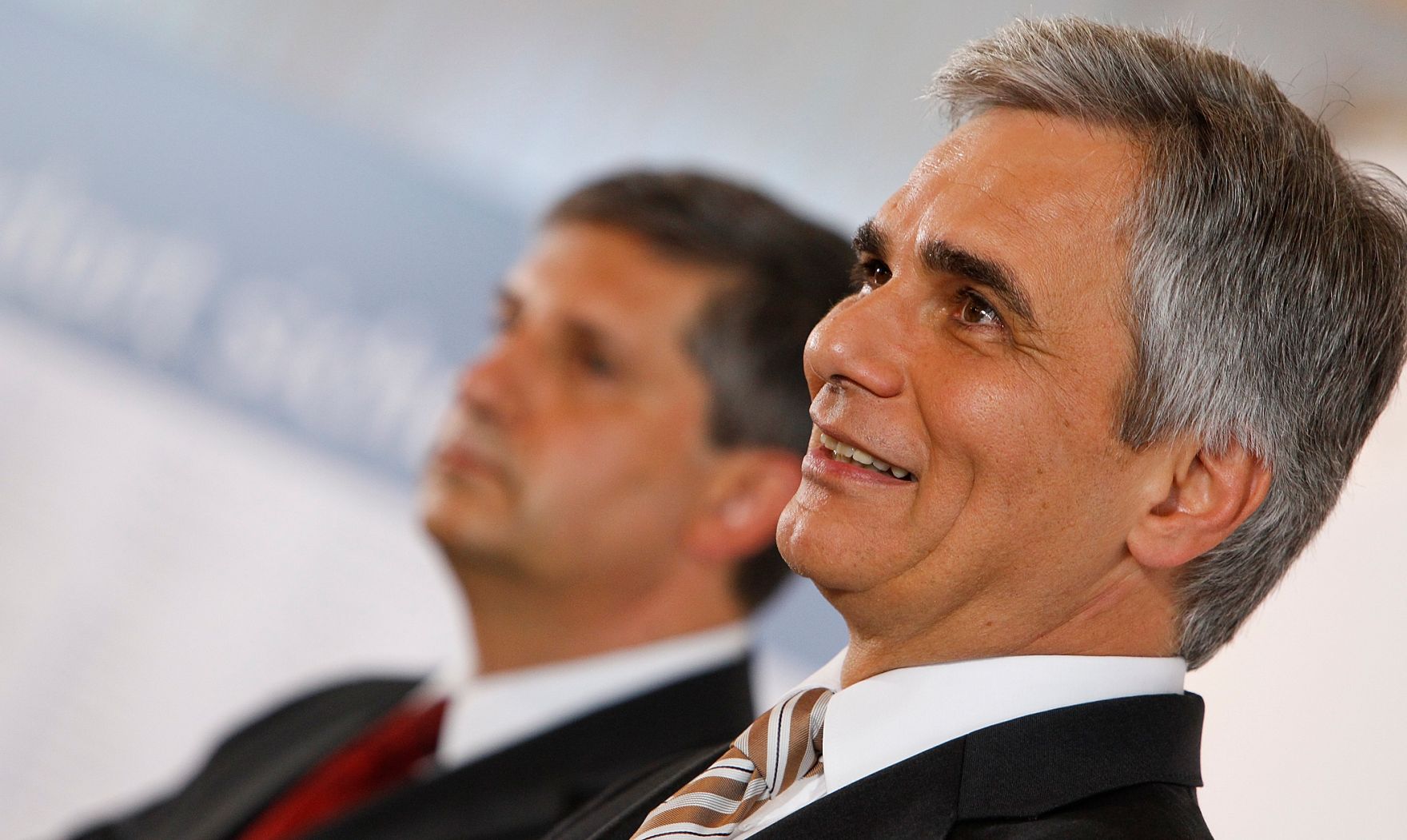 Am 30. Mai 2011 begann am Semmering die zweit&auml;gige Klausurtagung der Bundesregierung. Im Bild Bundeskanzler Werner Faymann (r.) und Au&szlig;enminister und Vizekanzler Michael Spindelegger (l.) bei der Pressekonferenz nach der 2. Arbeitssitzung.