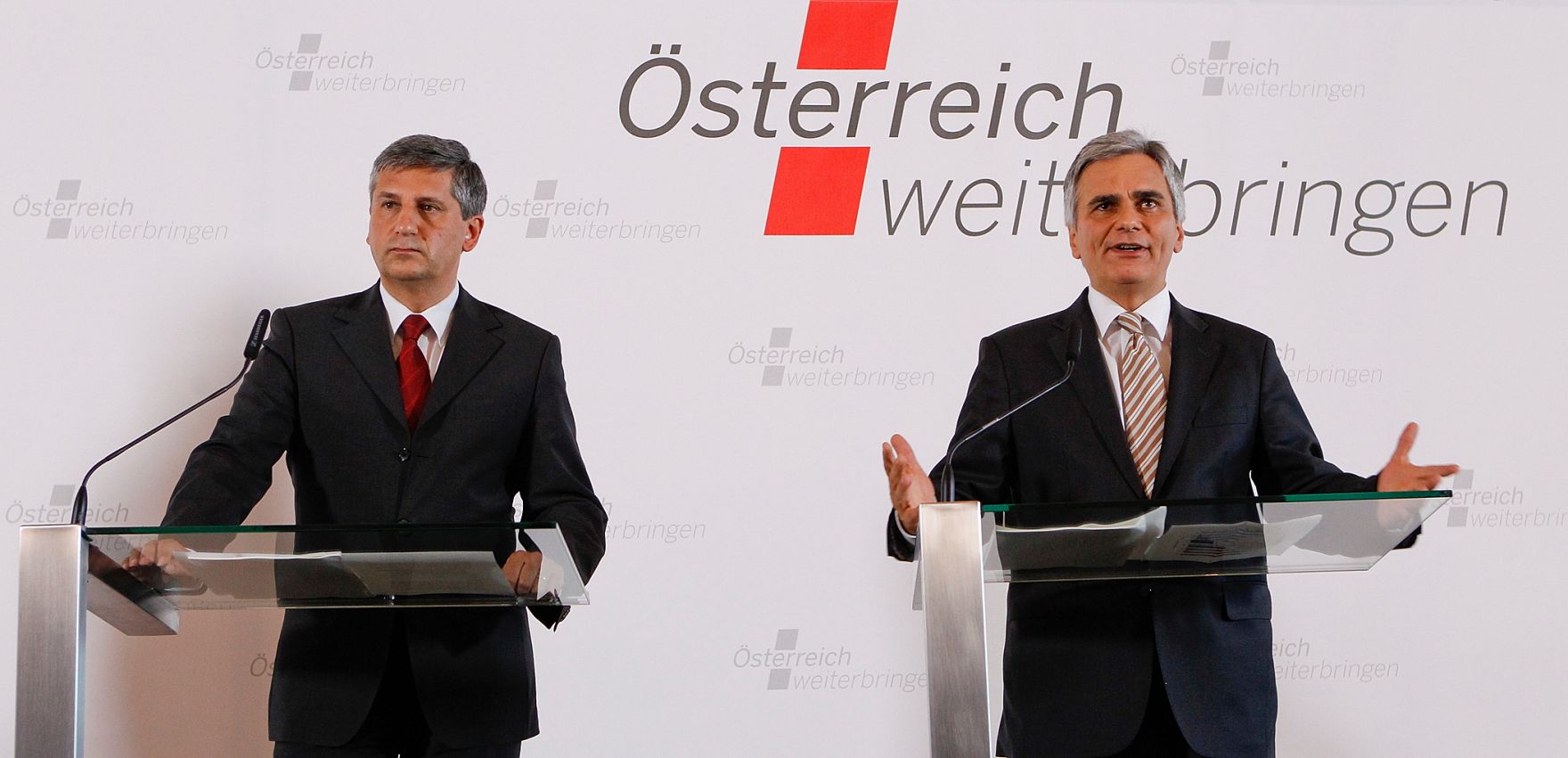 Am 30. Mai 2011 begann am Semmering die zweit&auml;gige Klausurtagung der Bundesregierung. Im Bild Bundeskanzler Werner Faymann (r.) und Au&szlig;enminister und Vizekanzler Michael Spindelegger (l.) bei der Pressekonferenz nach der 2. Arbeitssitzung.