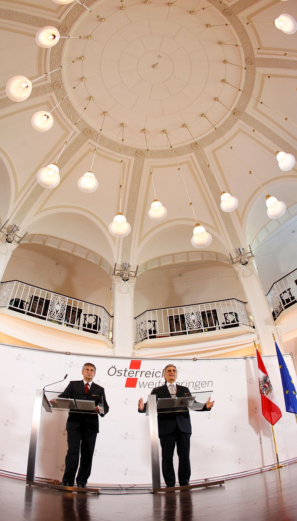 Am 30. Mai 2011 begann am Semmering die zweit&auml;gige Klausurtagung der Bundesregierung. Im Bild Bundeskanzler Werner Faymann (r.) und Au&szlig;enminister und Vizekanzler Michael Spindelegger (l.) bei der Pressekonferenz nach der 2. Arbeitssitzung.