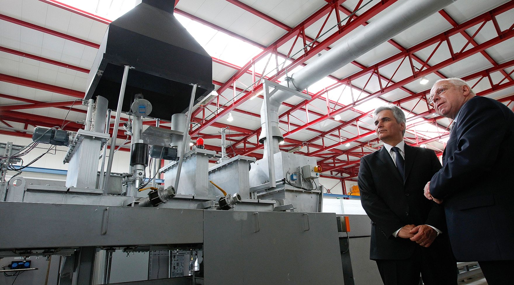 Am 31. Mai 2011 wurde am Semmering die zweit&auml;gige Klausurtagung der Bundesregierung fortgesetzt. Im Bild Bundeskanzler Werner Faymann (l.) und SBER-Vorstandsvorsitzender Erich Hertner (r.) beim Betriebsbesuch der Firma Sch&ouml;ller Bleckmann Edelstahlrohr GmbH.