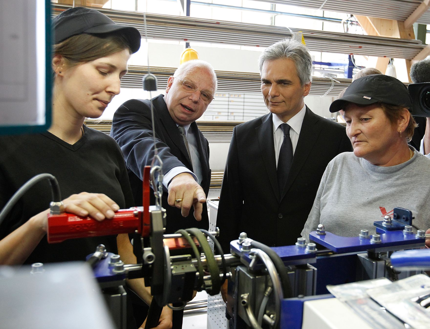 Am 31. Mai 2011 wurde am Semmering die zweit&auml;gige Klausurtagung der Bundesregierung fortgesetzt. Im Bild Bundeskanzler Werner Faymann (r.) und SBER-Vorstandsvorsitzender Erich Hertner (l.) beim Betriebsbesuch der Firma Sch&ouml;ller Bleckmann Edelstahlrohr GmbH.