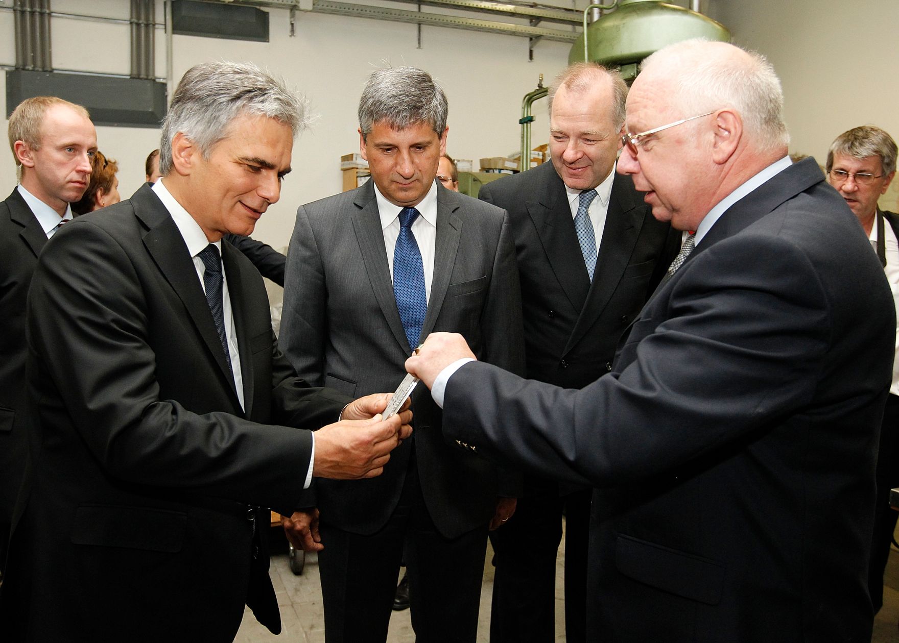 Am 31. Mai 2011 wurde am Semmering die zweit&auml;gige Klausurtagung der Bundesregierung fortgesetzt. Im Bild Bundeskanzler Werner Faymann (l.), Au&szlig;enminister und Vizekanzler Michael Spindelegger (m.) und SBER-Vorstandsvorsitzender Erich Hertner (r.) beim Betriebsbesuch der Firma Sch&ouml;ller Bleckmann Edelstahlrohr GmbH.