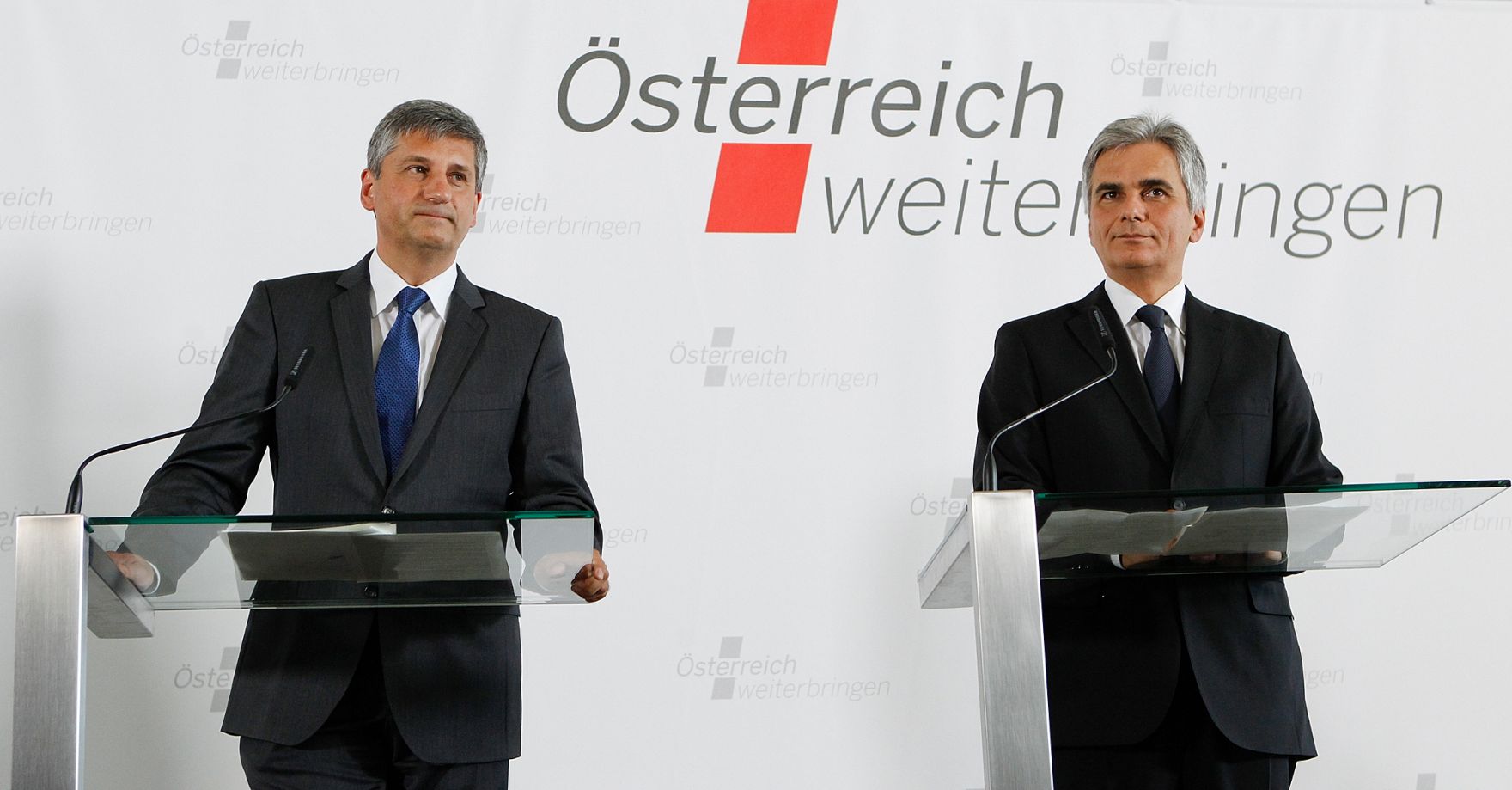 Am 31. Mai 2011 wurde am Semmering die zweit&auml;gige Klausurtagung der Bundesregierung fortgesetzt. Im Bild Bundeskanzler Werner Faymann (r.) und Au&szlig;enminister und Vizekanzler Michael Spindelegger (l.) bei der Abschlusspressekonferenz nach der 3. Arbeitssitzung und Ministerrat.