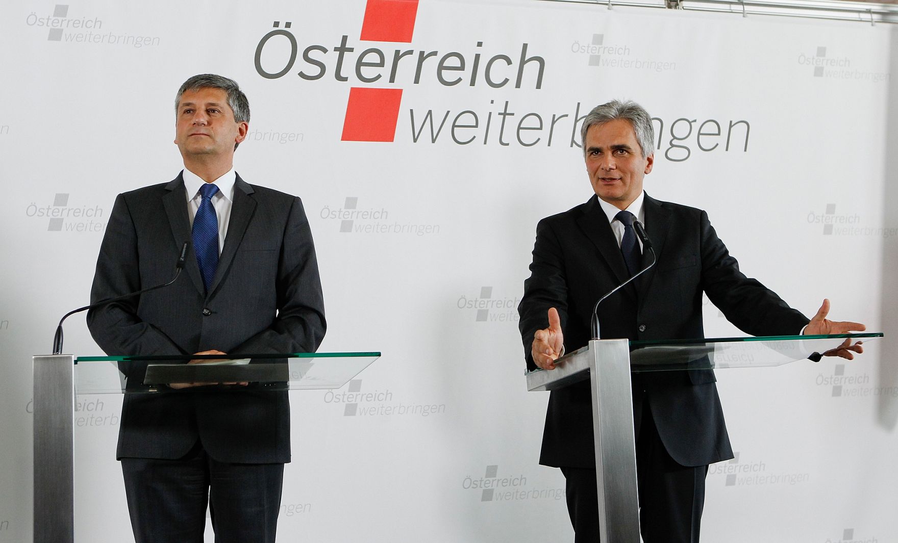 Am 31. Mai 2011 wurde am Semmering die zweit&auml;gige Klausurtagung der Bundesregierung fortgesetzt. Im Bild Bundeskanzler Werner Faymann (r.) und Au&szlig;enminister und Vizekanzler Michael Spindelegger (l.) bei der Abschlusspressekonferenz nach der 3. Arbeitssitzung und Ministerrat.