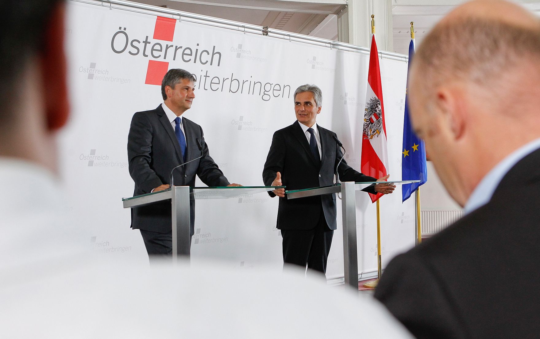 Am 31. Mai 2011 wurde am Semmering die zweit&auml;gige Klausurtagung der Bundesregierung fortgesetzt. Im Bild Bundeskanzler Werner Faymann (r.) und Au&szlig;enminister und Vizekanzler Michael Spindelegger (l.) bei der Abschlusspressekonferenz nach der 3. Arbeitssitzung und Ministerrat.