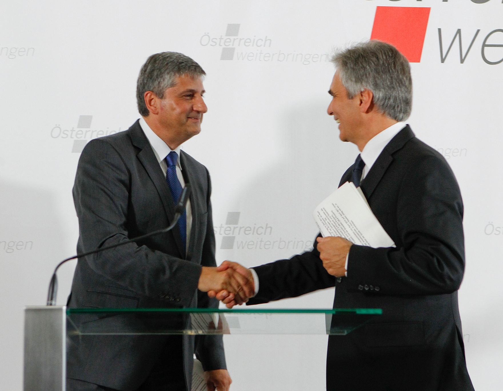 Am 31. Mai 2011 wurde am Semmering die zweit&auml;gige Klausurtagung der Bundesregierung fortgesetzt. Im Bild Bundeskanzler Werner Faymann (r.) und Au&szlig;enminister und Vizekanzler Michael Spindelegger (l.) bei der Abschlusspressekonferenz nach der 3. Arbeitssitzung und Ministerrat.