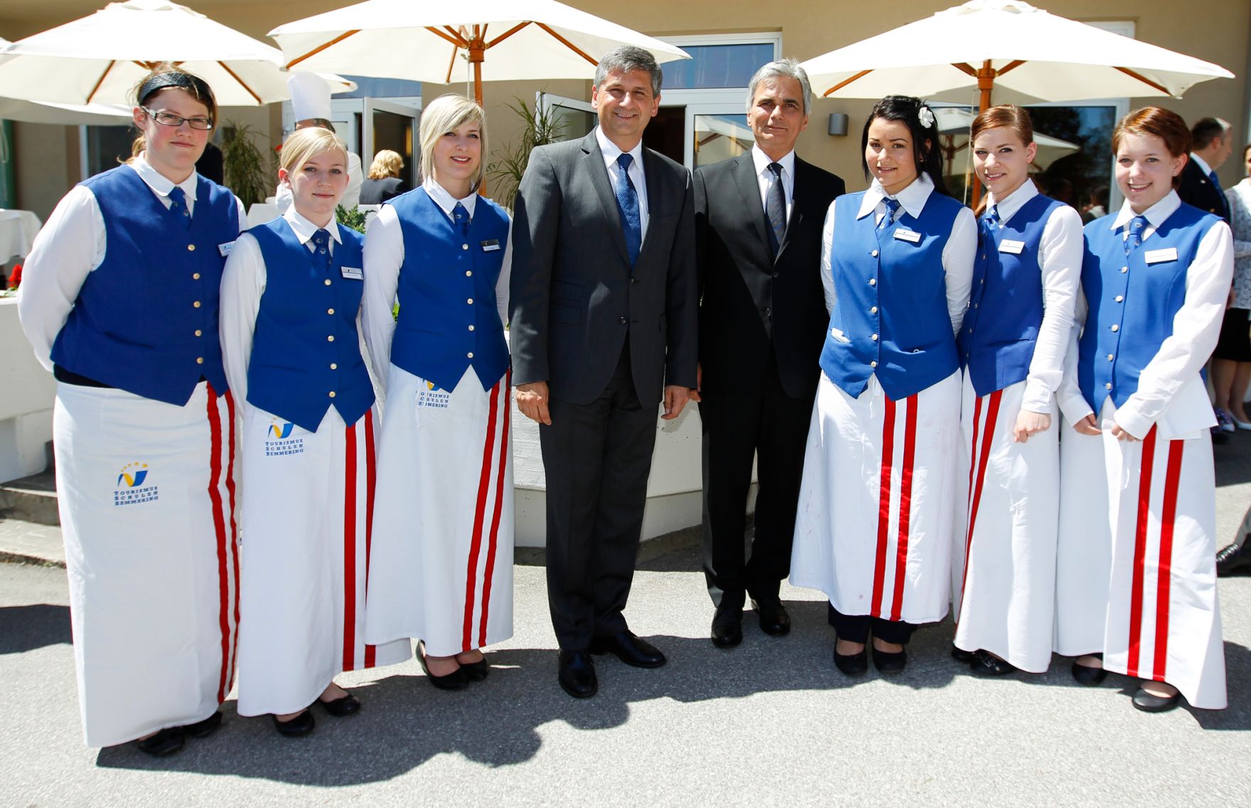 Am 31. Mai 2011 wurde am Semmering die zweit&auml;gige Klausurtagung der Bundesregierung fortgesetzt. Im Bild Bundeskanzler Werner Faymann (r.) und Au&szlig;enminister und Vizekanzler Michael Spindelegger (l.) beim Mittagessen in der Tourismusfachschule Semmering.