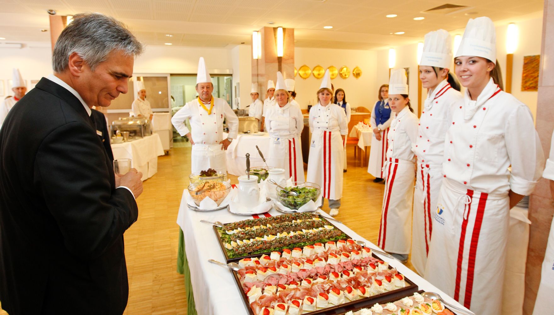 Am 31. Mai 2011 wurde am Semmering die zweit&auml;gige Klausurtagung der Bundesregierung fortgesetzt. Im Bild Bundeskanzler Werner Faymann beim Mittagessen in der Tourismusfachschule Semmering.