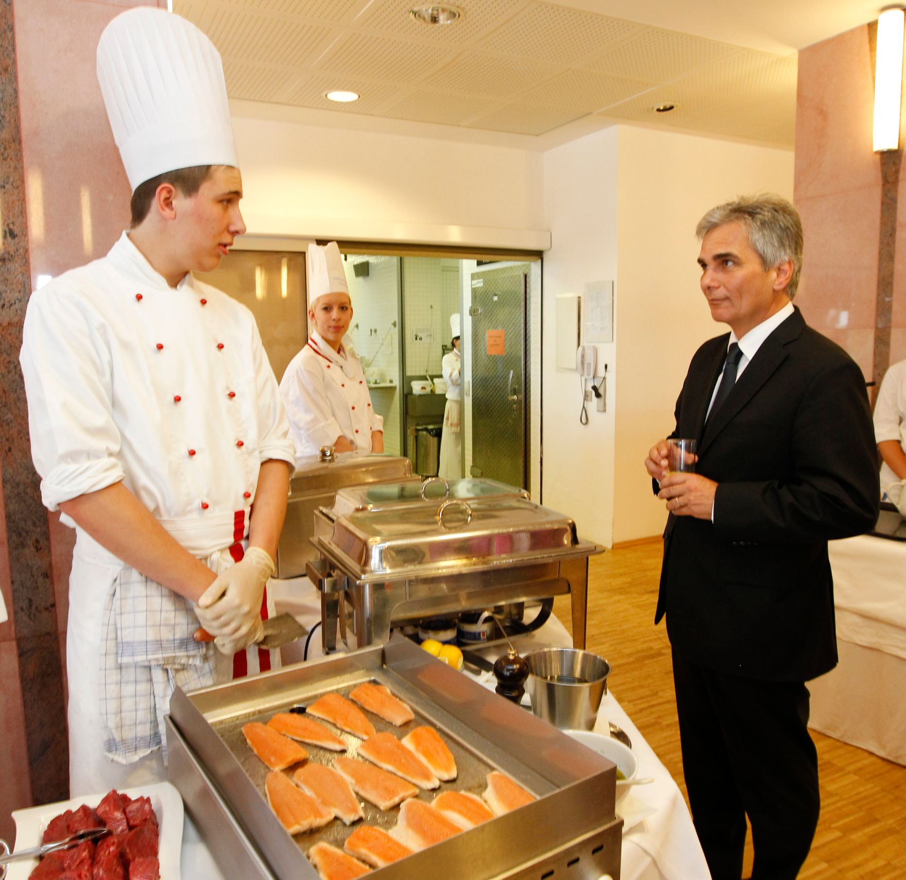 Am 31. Mai 2011 wurde am Semmering die zweit&auml;gige Klausurtagung der Bundesregierung fortgesetzt. Im Bild Bundeskanzler Werner Faymann beim Mittagessen in der Tourismusfachschule Semmering.