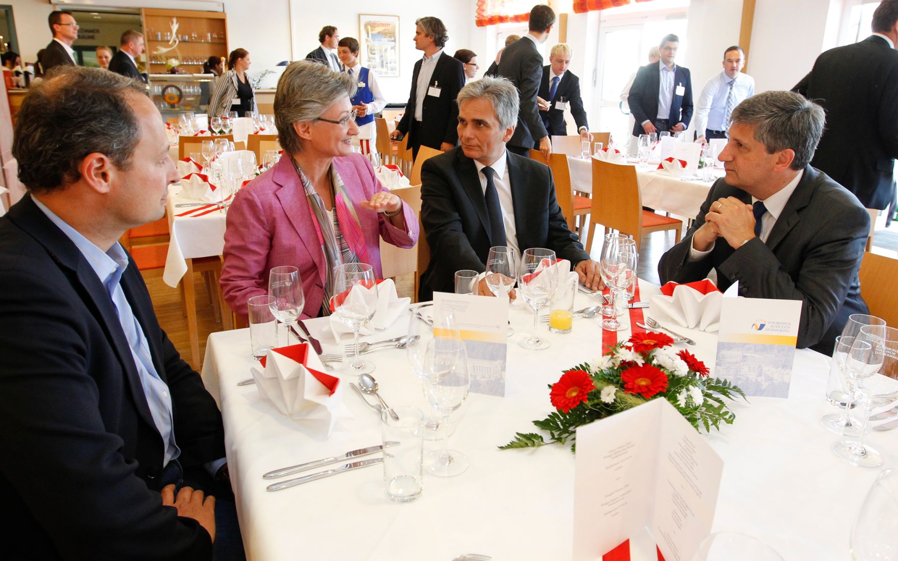 Am 31. Mai 2011 wurde am Semmering die zweit&auml;gige Klausurtagung der Bundesregierung fortgesetzt. Im Bild (v.l.n.r.) Staatssekret&auml;r Andreas Schieder, Unterrichtsministerin Claudia Schmied, Bundeskanzler Werner Faymann und Au&szlig;enminister und Vizekanzler Michael Spindelegger beim Mittagessen in der Tourismusfachschule Semmering.