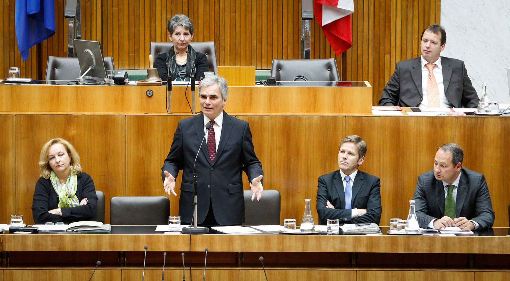 Am 28. Oktober 2011 hielt der Bundeskanzler eine Rede bei der Sondersitzung des Nationalrates im Parlament. Im Bild (v.l.n.r.) Finanzministerin Maria Fekter, Bundeskanzler Werner Faymann, Staatssekret&auml;r Josef Ostermayer und Staatssekret&auml;r Andreas Schieder.
