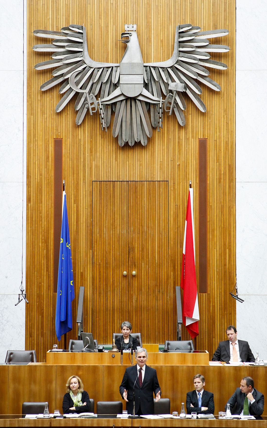 Am 28. Oktober 2011 hielt der Bundeskanzler eine Rede bei der Sondersitzung des Nationalrates im Parlament. Im Bild (v.l.n.r.) Finanzministerin Maria Fekter, Bundeskanzler Werner Faymann, Staatssekret&auml;r Josef Ostermayer und Staatssekret&auml;r Andreas Schieder.
