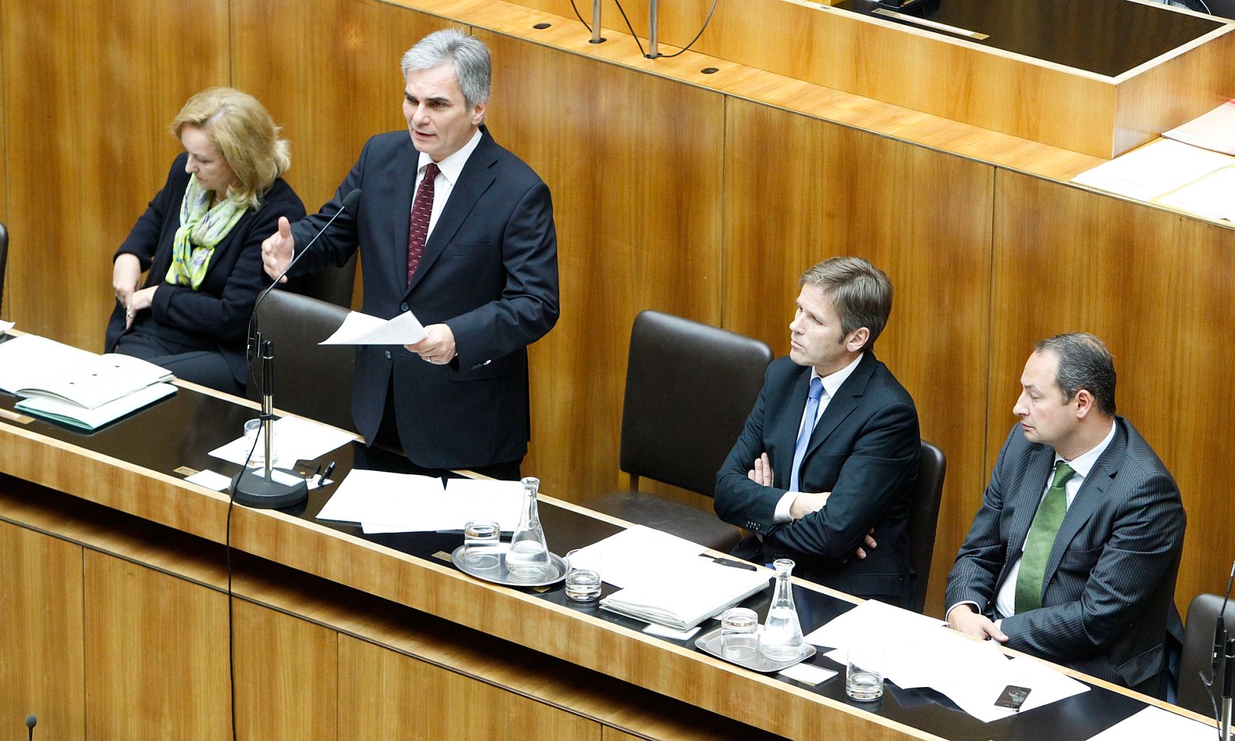 Am 28. Oktober 2011 hielt der Bundeskanzler eine Rede bei der Sondersitzung des Nationalrates im Parlament. Im Bild (v.l.n.r.) Finanzministerin Maria Fekter, Bundeskanzler Werner Faymann, Staatssekret&auml;r Josef Ostermayer und Staatssekret&auml;r Andreas Schieder.