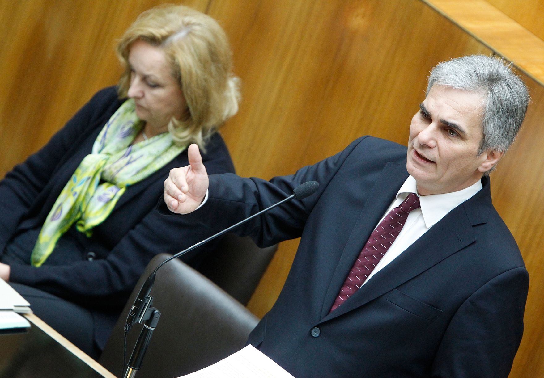 Am 28. Oktober 2011 hielt der Bundeskanzler eine Rede bei der Sondersitzung des Nationalrates im Parlament. Im Bild Bundeskanzler Werner Faymann (r.) mit Finanzministerin Maria Fekter (l.).