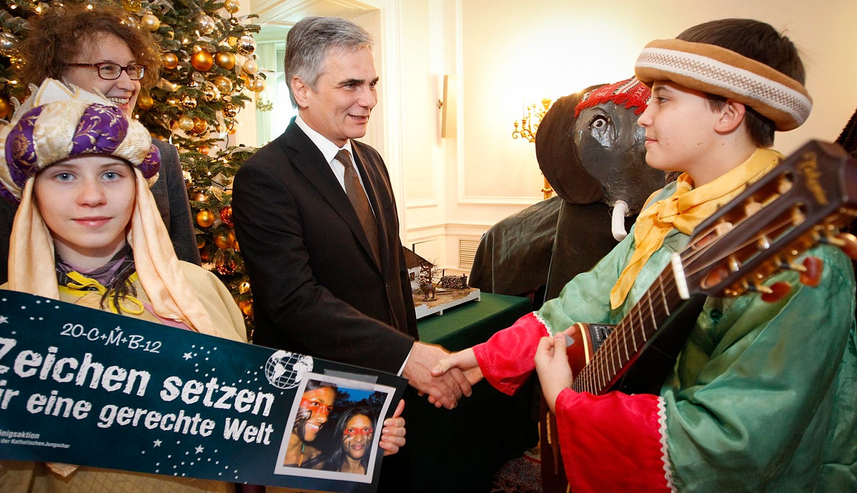 Am 27. Dezember 2011 empfing Bundeskanzler Werner Faymann Sternsinger im Bundeskanzleramt. Der Besuch fand im Rahmen der traditionellen Dreik&ouml;nigsaktion der katholischen Jungschar unter dem neuen Motto &quot;Zeichen setzen f&uuml;r eine gerechte Welt&quot; statt.