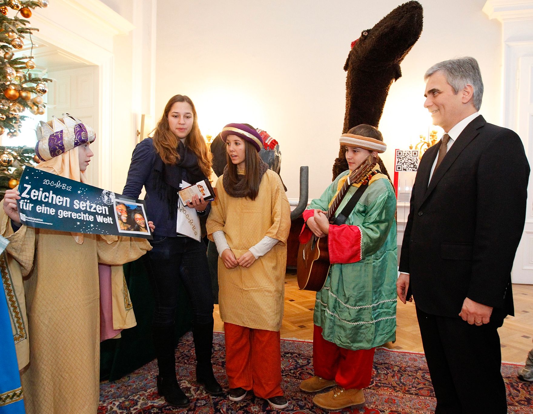 Am 27. Dezember 2011 empfing Bundeskanzler Werner Faymann Sternsinger im Bundeskanzleramt. Der Besuch fand im Rahmen der traditionellen Dreik&ouml;nigsaktion der katholischen Jungschar unter dem neuen Motto &quot;Zeichen setzen f&uuml;r eine gerechte Welt&quot; statt.