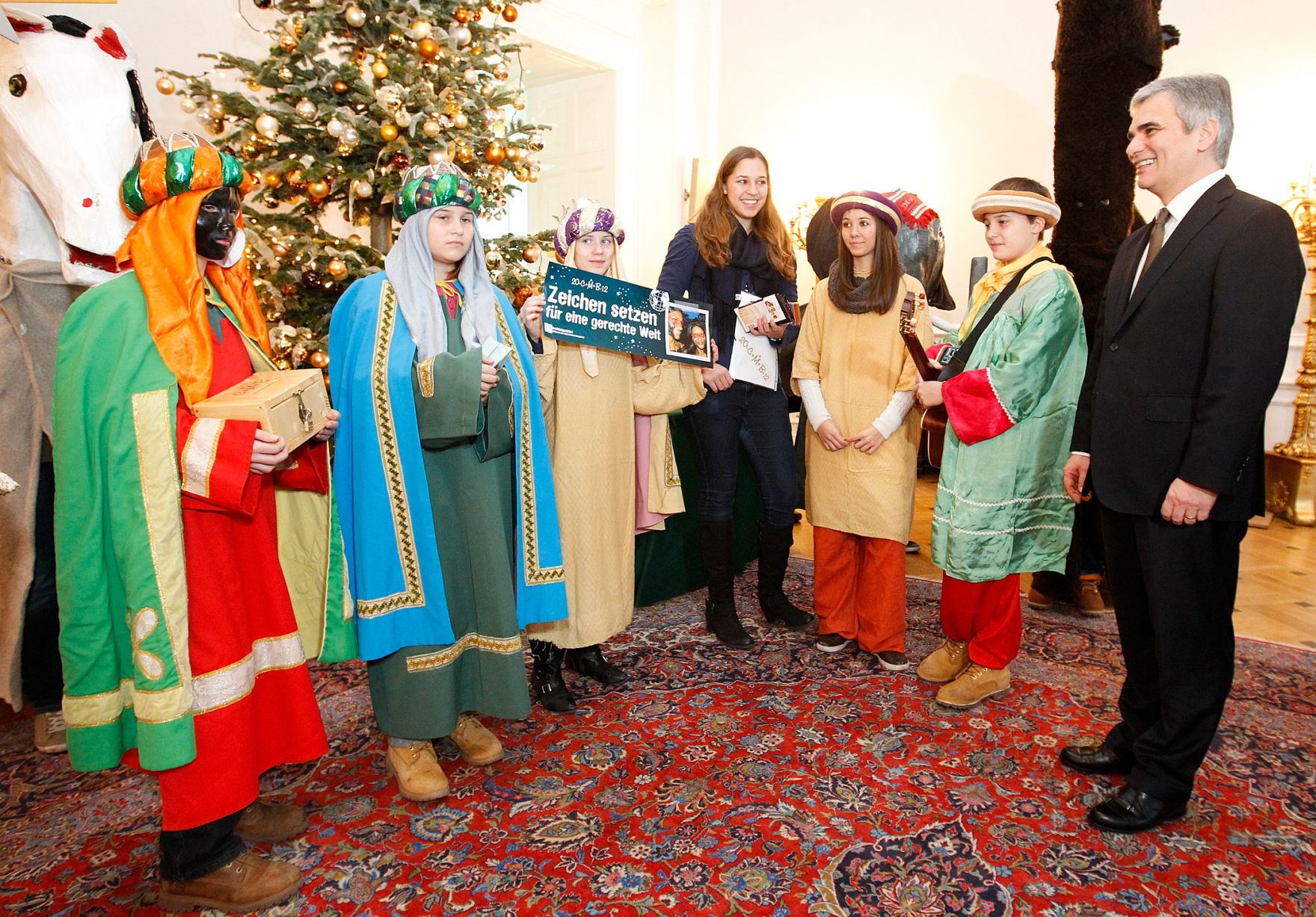 Am 27. Dezember 2011 empfing Bundeskanzler Werner Faymann Sternsinger im Bundeskanzleramt. Der Besuch fand im Rahmen der traditionellen Dreik&ouml;nigsaktion der katholischen Jungschar unter dem neuen Motto &quot;Zeichen setzen f&uuml;r eine gerechte Welt&quot; statt.