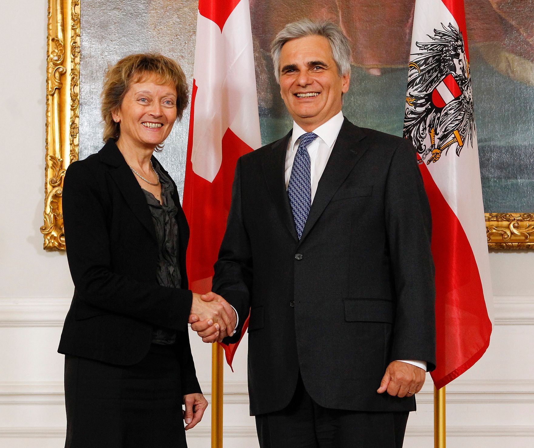 Am 25. Mai 2012 empfing Bundeskanzler Werner Faymann (r.) die Bundespr&auml;sidentin der Schweizerischen Eidgenossenschaft, Eveline Widmer-Schlumpf (l.) zu einem Arbeitsgespr&auml;ch im Bundeskanzleramt.
