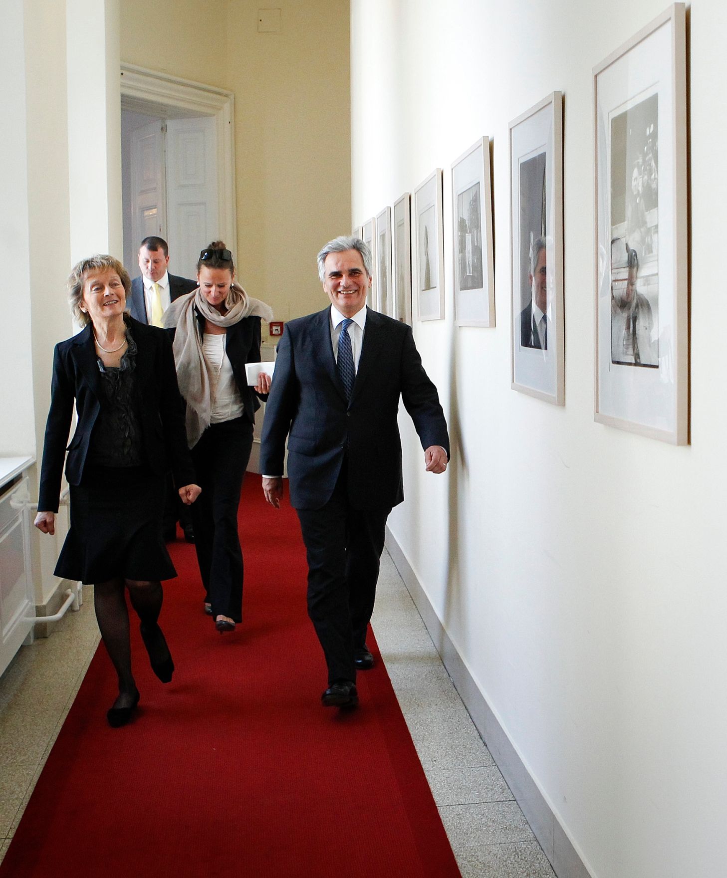 Am 25. Mai 2012 empfing Bundeskanzler Werner Faymann (r.) die Bundespr&auml;sidentin der Schweizerischen Eidgenossenschaft, Eveline Widmer-Schlumpf (l.) zu einem Arbeitsgespr&auml;ch im Bundeskanzleramt.